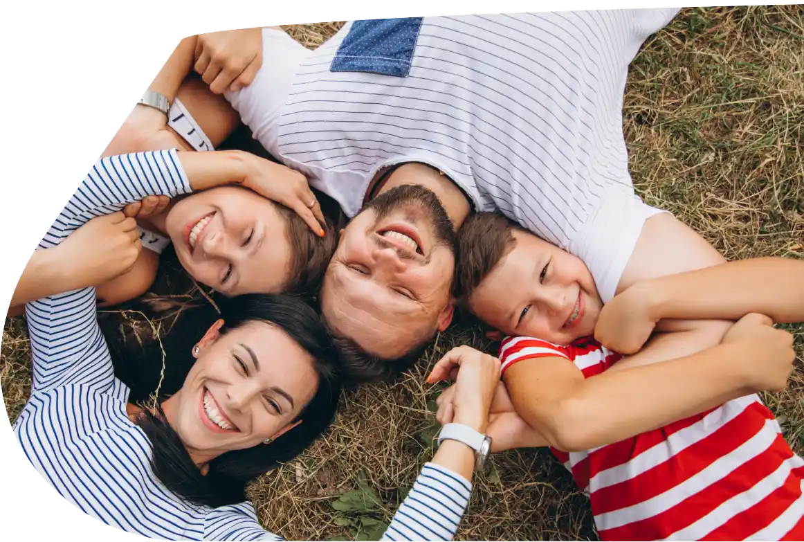 Família feliz na casa nova financiada pela Fortelar